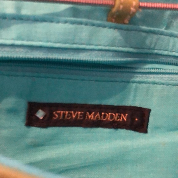 Steve Madden Clutch Purse with Silver Chain Logo Strap. - Picture 3 of 4